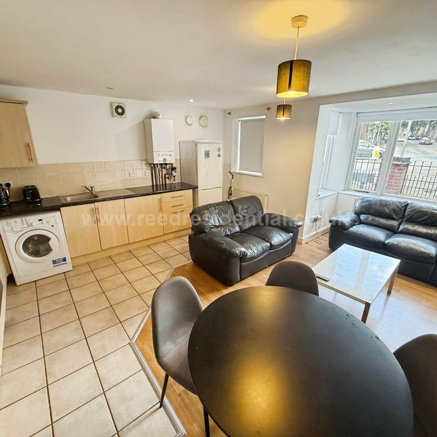 Castle Boulevard, Lenton, England - Photo 1