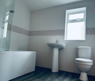 2 bedroom end of terrace house to rent - Photo 3
