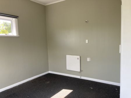 Otaki - 3 Bedrooms - Photo 2