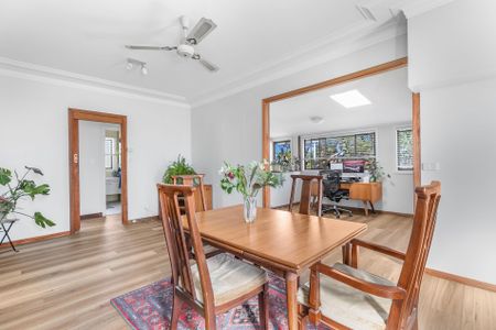 CHARMING 2-BEDROOM HOME WITH SUNROOM, LARGE GARDEN & REAR DECK - Photo 2