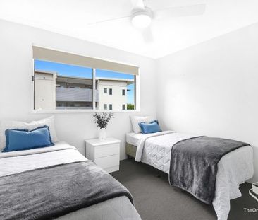 LIVE THE DREAM - 3 BEDROOMS, 2 BATHROOMS, 2 CARPARKS - FURNISHED - Photo 4