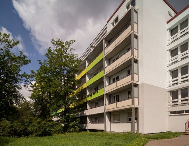 Großzügige 3 Zimmer-Wohnung in Halle mit tollem Südbalkon zum 01.08.2025 - Photo 1