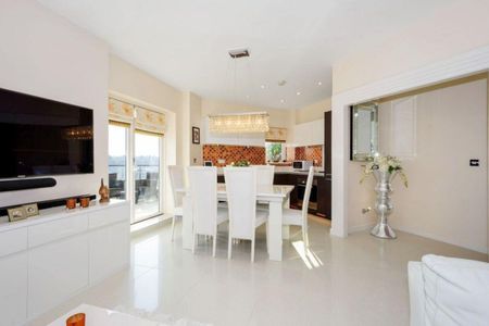 3 bedroom Flat To Let - Photo 2