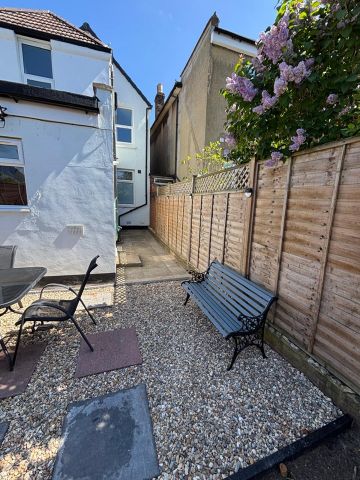 3 Bed Semi-Detached House, Vicarage Road, CR0 - Photo 3