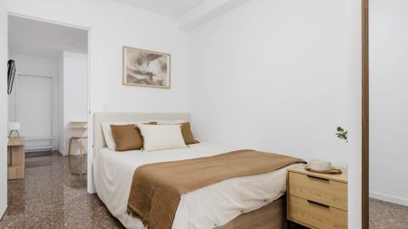 Room in a shared 5-bedroom apartment for rent in Exposició, with some bills included, professionals or students allowed. - Foto 4