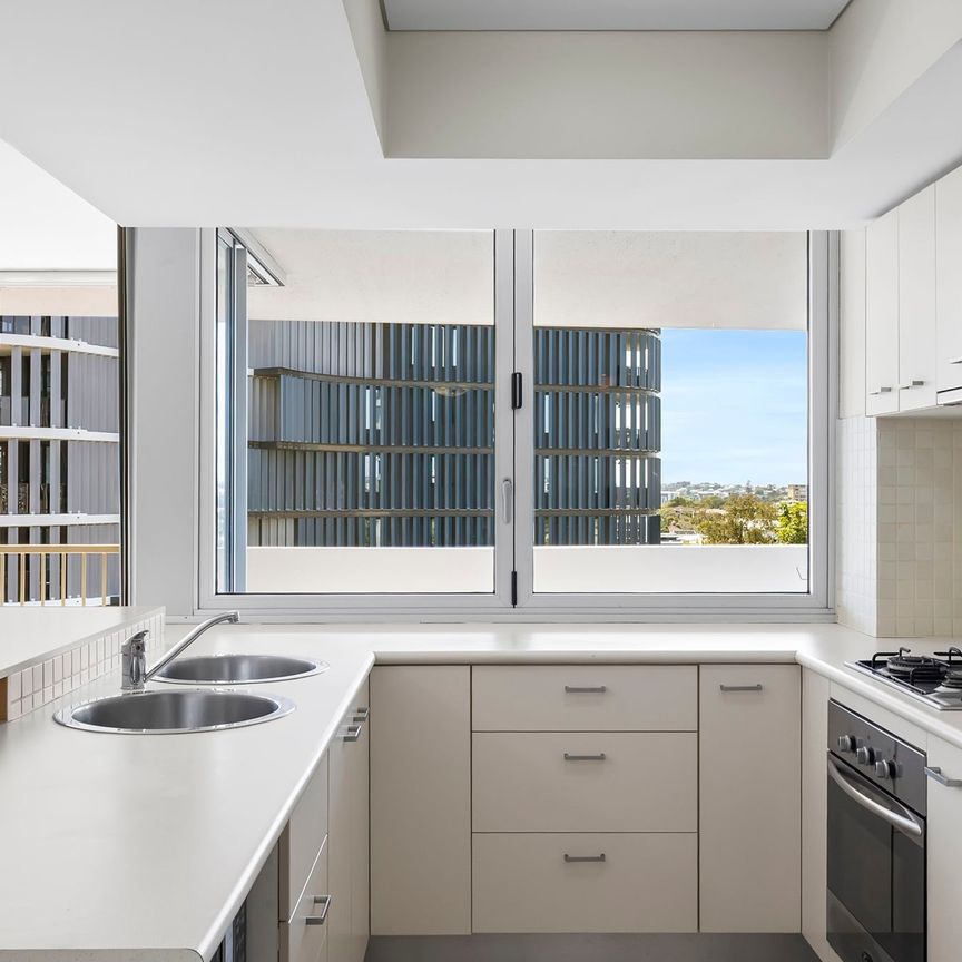 Spacious 2-Bedroom Apartment with Dual Parking in Kangaroo Point - Photo 1