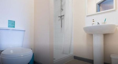 1 bedroom in a flat share to rent - Photo 5