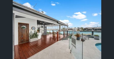 Step inside and be captivated by the grandeur that unfolds! - Photo 3