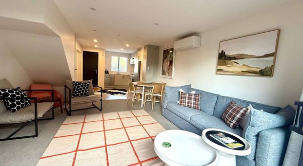 BEAUTIFULLY PRESENTED FULLY FURNISHED MODERN TOWNHOUSE IN PRIME LOCATION! - Photo 1