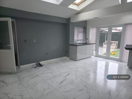 6 bedroom semi-detached house to rent - Photo 3