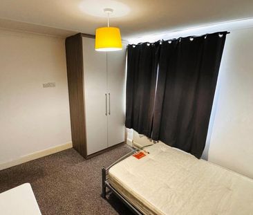 6 bedroom semi-detached house to rent - Photo 4