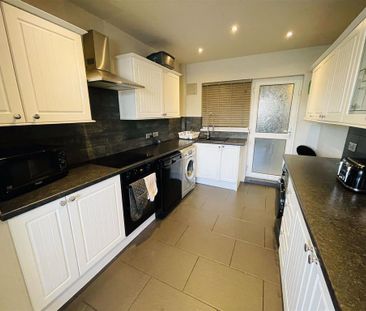 4 bedroom end of terrace house to rent - Photo 2