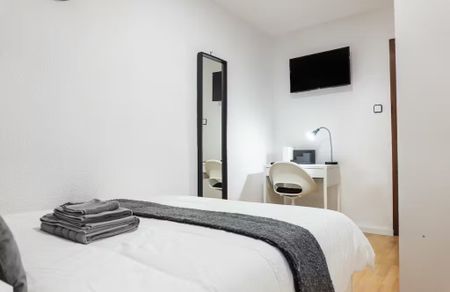 Carrer Sants Just i Pastor, Valencia, Valencian Community 46022 - Photo 4