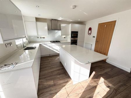 5 bedroom semi-detached house to rent - Photo 2