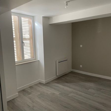 Location Appartement 2 pièces 53m² CHARLIEU 42190 - Photo 3