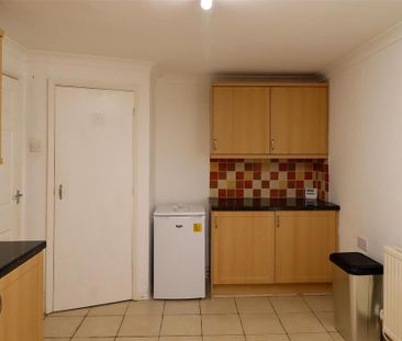 3 bedroom end of terrace house to rent - Photo 5