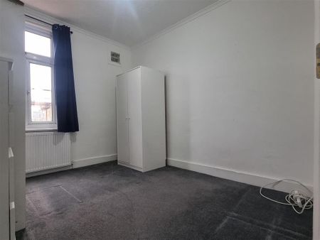 3 bedroom end of terrace house to rent - Photo 3