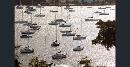 Harbour views / boutique block / lock-up garage - Photo 2