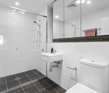 Spacious Apartment with Sweeping Views - Photo 4