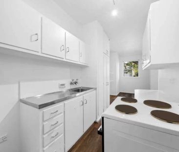 ‘Fitzroy Place’ Studio Apartment with Parking - Photo 6