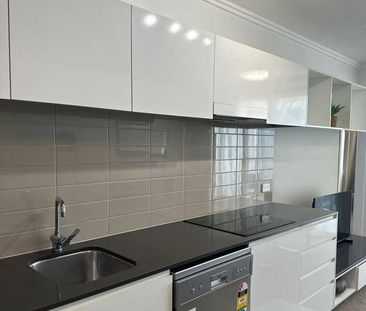 FULLY FURNISHED 2 BEDROOM APARTMENT - Photo 3