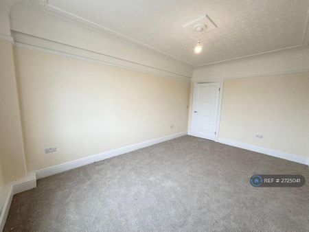 3 bedroom flat to rent - Photo 4