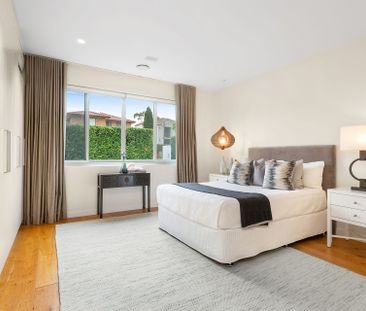 Superb Family Entertainer in Prized Locale - Photo 4