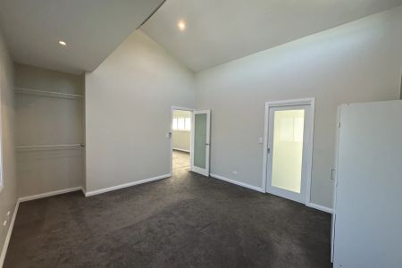 Modern One Bedroom Apartment - Photo 3