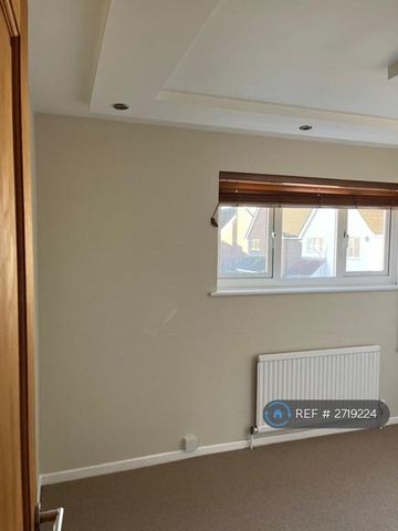 5 bedroom detached house to rent - Photo 3