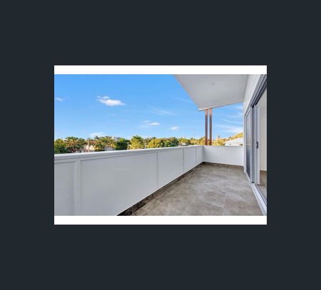 1/116 Eugaree Street, Southport, Qld 4215 - Photo 3