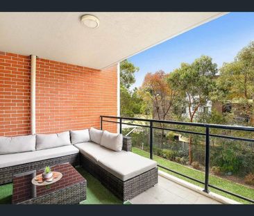 Stunning Light Filled Apartment - Photo 2