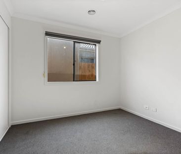 Stylish & Spacious Family Living in a Prime Location! - Photo 2