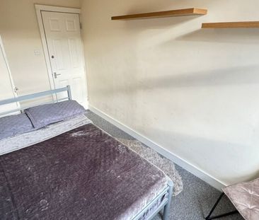 Room 4, Knowle Road, Burley, Leeds, LS4 2PJ - Photo 4