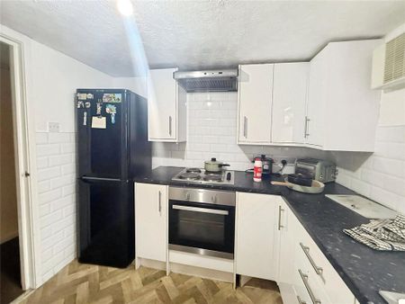 1 bedroom in a house share to rent - Photo 3