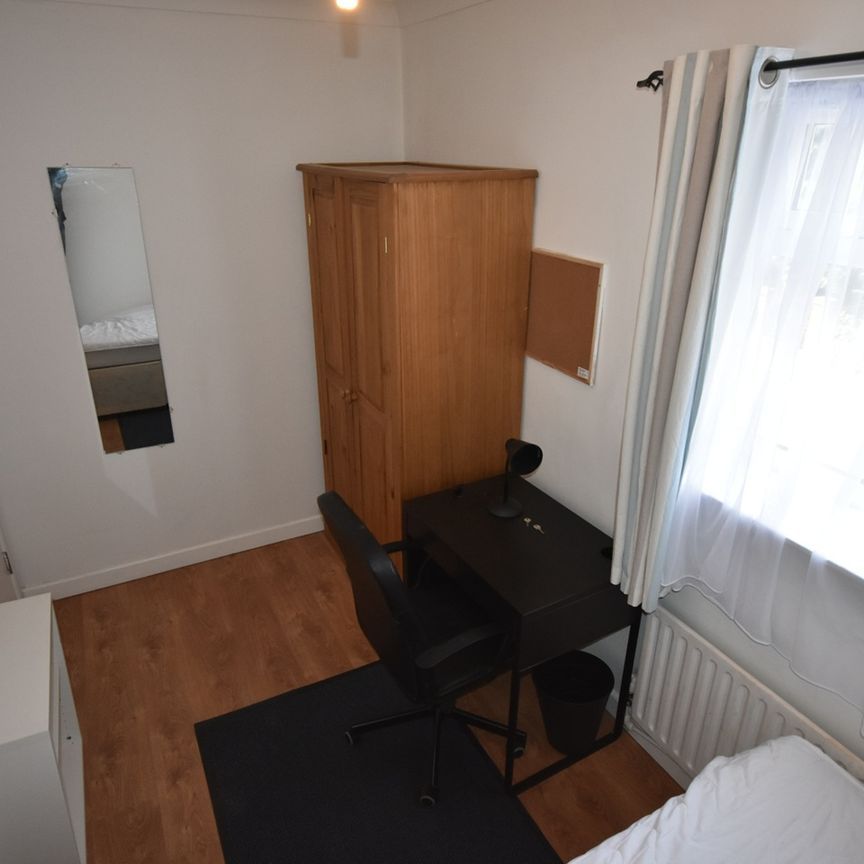 Room in a Shared House, Burgess Road, SO16 - Photo 1