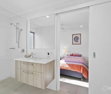 Fully Furnished Coastal Apartment – Just 50 Metres from the Beach - Photo 6