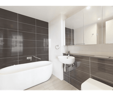Fully furnished bright 2-Bedroom Apartment with one parking in Zetland - Photo 5