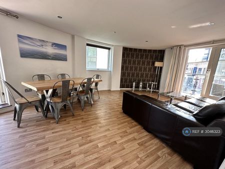 2 bedroom flat to rent - Photo 2