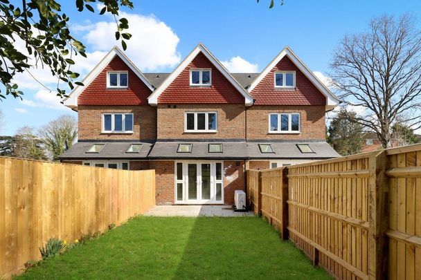 4 bedroom end of terrace house to rent - Photo 1