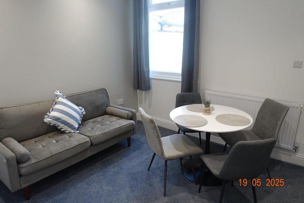 4 bedroom private hall to rent - Photo 1