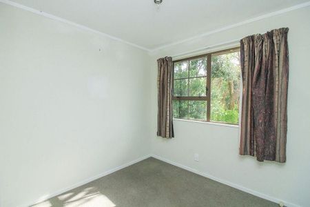 Chic 3BR Townhouse in Karori! Deck & Garden - Photo 4