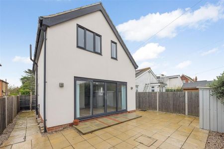 3 bedroom detached house to rent - Photo 2