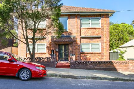 Tastefully Renovated, Luxuriously Designed, Secure And Brand New, Executive Style Two Bedroom Art-Deco Apartment In The Heart Of Enmore - Photo 2