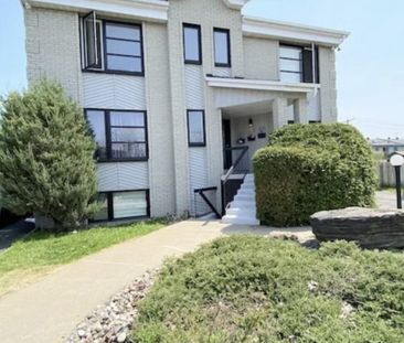 Très Grand 3 1/2 Style Condo +1 Espace à Bureau (télétravail) à Ste... - Photo 2