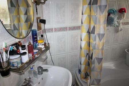 3 bedroom semi-detached house to rent - Photo 4