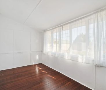 CLASSIC FAMILY HOME IN A PERFECT LOCATION -6 MONTH LEASE ONLY - Photo 6