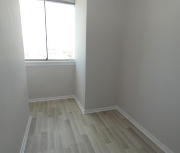 3 bedroom flat to rent - Photo 6
