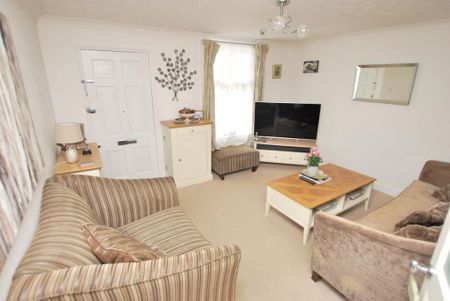 2 bedroom end of terrace house to rent - Photo 2