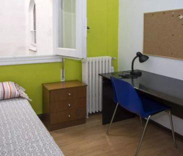Room in 9 bedroom apartment in Malasaña - Foto 5