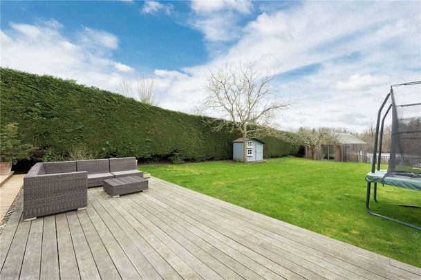 6 bedroom family home in stunning lakeside setting. - Photo 1